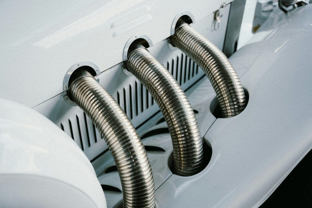 Eine Nahaufnahme eines Waschbeckens und eines Wasserhahns