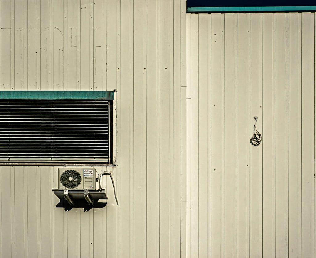 Eine an der Seite eines Gebäudes montierte Klimaanlage