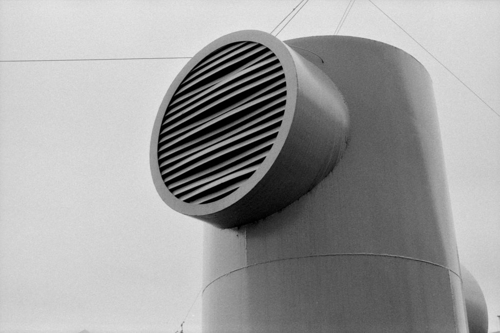 ein Schwarzweißfoto eines großen Metallobjekts