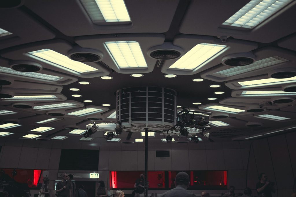 eine Gruppe von Menschen, die in einem Raum herumstehen