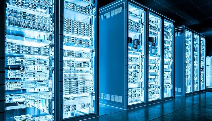 Rechenzentrum mit blauen Lichtern